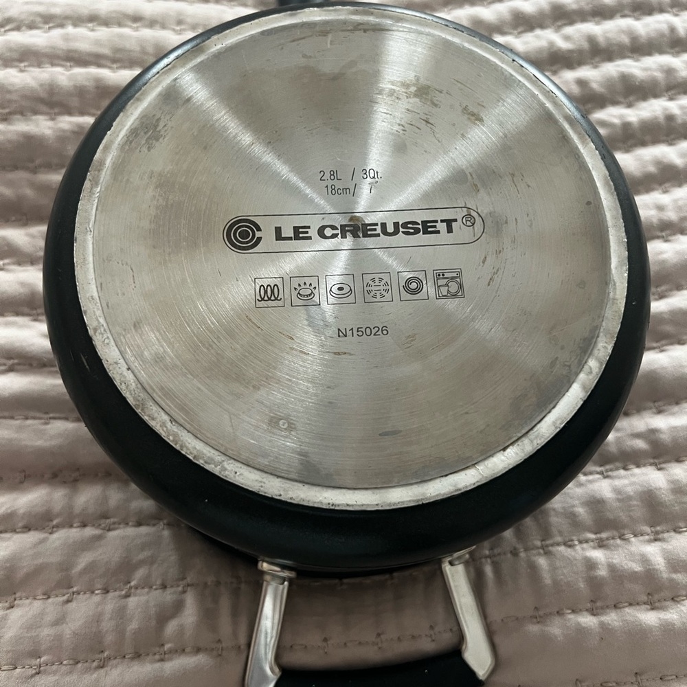 Le creuset sauce pan 3 qt with lid